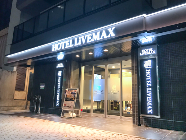 エントランス（夜）